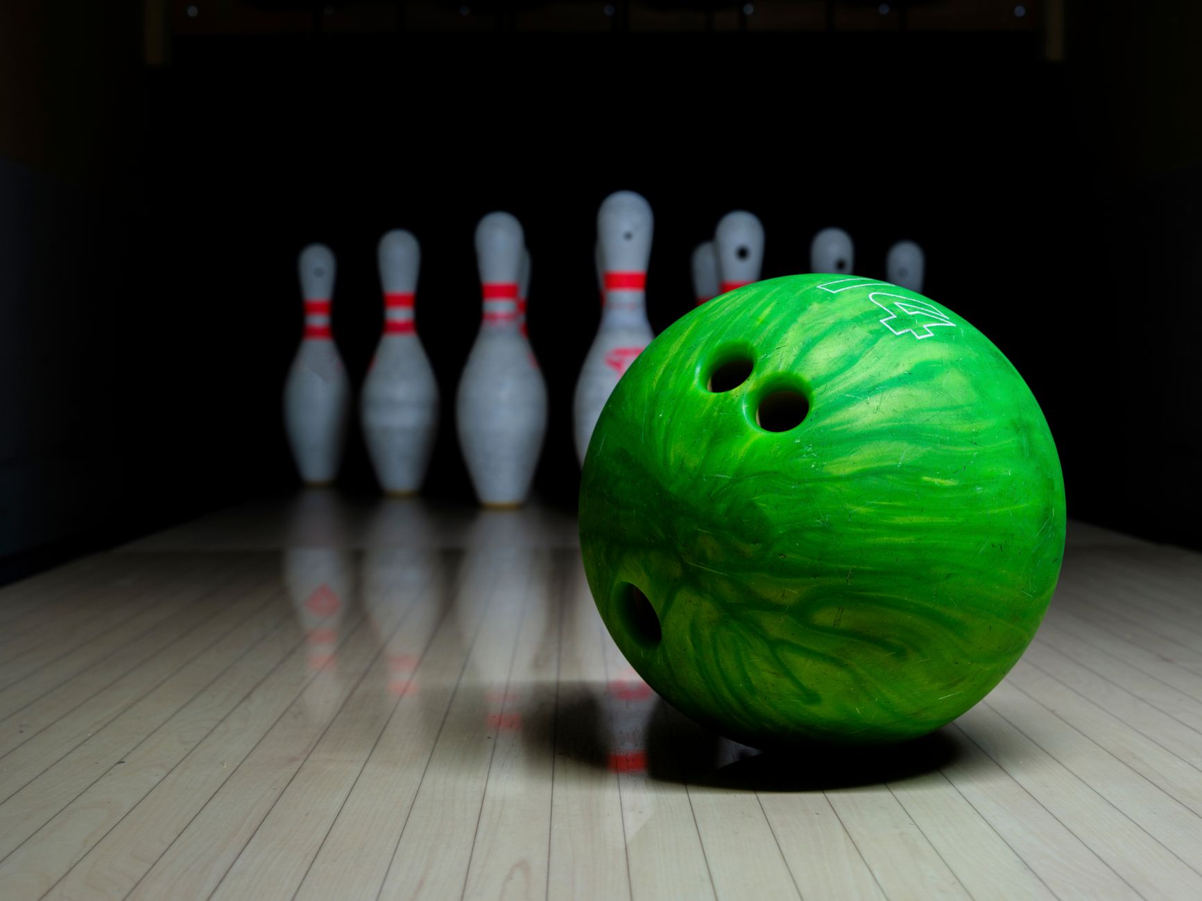 Spritzige Flaschen-Bowlingbahn: Ein Recycling-Wasserspaß